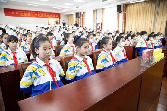 一群人在桌子前
中度可信度描述已自动生成